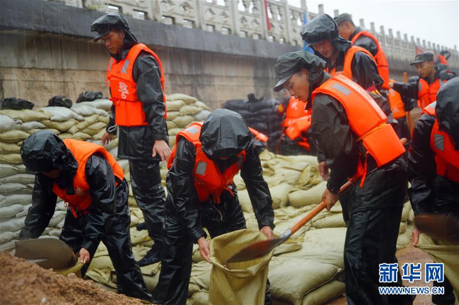 （防汛抗洪·圖文互動）（1）洪水不退，子弟兵誓死不退——解放軍和武警部隊官兵參與洪澇災(zāi)害搶險救援記事