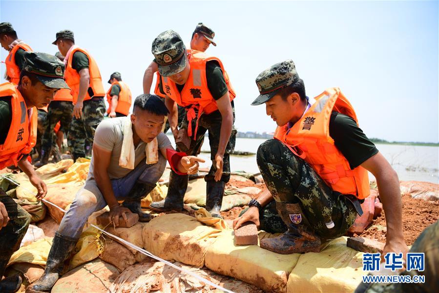 （防汛抗洪·圖文互動）（2）洪水不退，子弟兵誓死不退——解放軍和武警部隊官兵參與洪澇災(zāi)害搶險救援記事