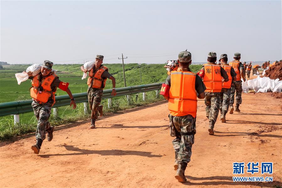 （防汛抗洪·圖文互動）（5）洪水不退，子弟兵誓死不退——解放軍和武警部隊官兵參與洪澇災(zāi)害搶險救援記事