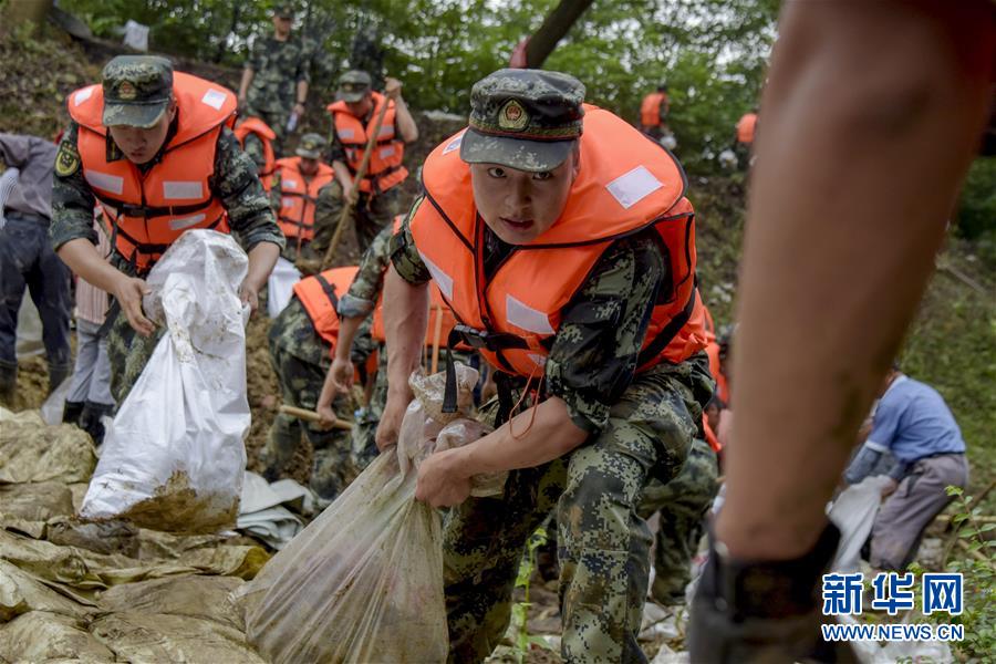 （防汛抗洪·圖文互動）（6）洪水不退，子弟兵誓死不退——解放軍和武警部隊官兵參與洪澇災(zāi)害搶險救援記事