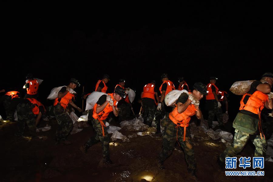 （防汛抗洪·圖文互動）（7）洪水不退，子弟兵誓死不退——解放軍和武警部隊官兵參與洪澇災(zāi)害搶險救援記事