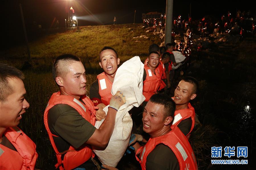 （防汛抗洪·圖文互動）（8）洪水不退，子弟兵誓死不退——解放軍和武警部隊官兵參與洪澇災(zāi)害搶險救援記事