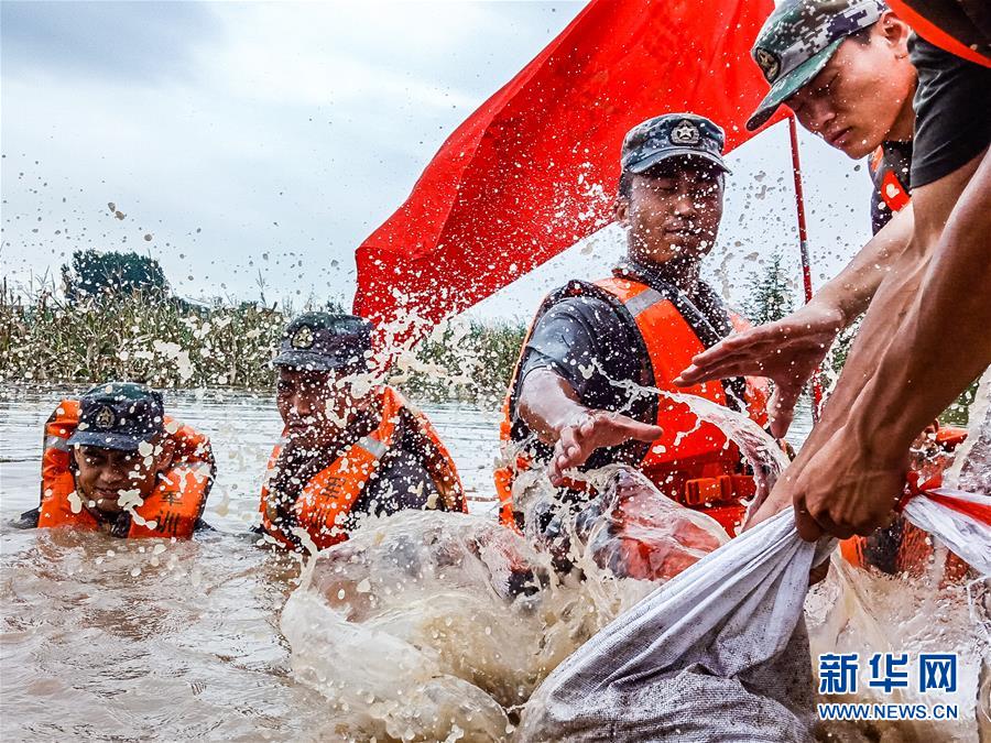 （防汛抗洪·圖文互動）（9）洪水不退，子弟兵誓死不退——解放軍和武警部隊官兵參與洪澇災(zāi)害搶險救援記事