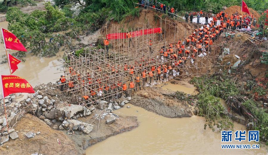 （防汛抗洪·圖文互動）（10）洪水不退，子弟兵誓死不退——解放軍和武警部隊官兵參與洪澇災(zāi)害搶險救援記事