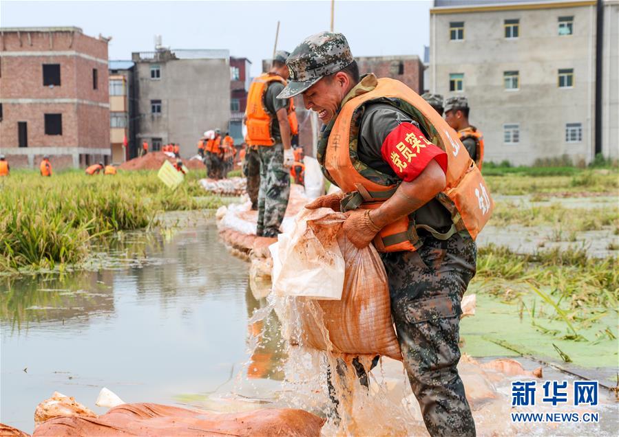 （防汛抗洪·圖文互動）（2）解放軍和武警抗洪搶險部隊(duì)各級黨組織充分發(fā)揮戰(zhàn)斗堡壘作用