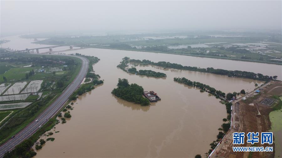 （防汛抗洪·圖文互動）（1）洪水來襲，銅鑼聲在千年古鎮(zhèn)的雨夜響起