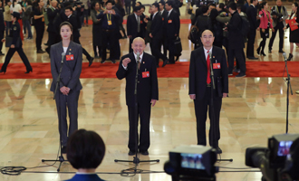 魏秋月、孟廣祿、薛晨陽代表接受采訪