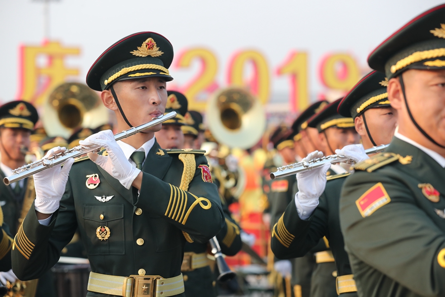 解放軍聯(lián)合軍樂團(tuán)在廣場(chǎng)就位后進(jìn)行準(zhǔn)備工作和試奏。據(jù)了解，解放軍聯(lián)合軍樂團(tuán)此次演奏是從開國大典至今歷次閱兵以來演奏曲目最多的一次，不少曲目是為此次閱兵量身打造的全新作品，此次也是歷次女演奏員最多的一次。