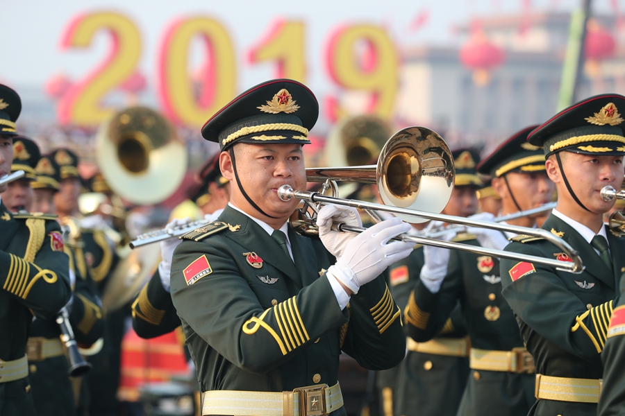 解放軍聯(lián)合軍樂團(tuán)在廣場(chǎng)就位后進(jìn)行準(zhǔn)備工作和試奏。據(jù)了解，解放軍聯(lián)合軍樂團(tuán)此次演奏是從開國大典至今歷次閱兵以來演奏曲目最多的一次，不少曲目是為此次閱兵量身打造的全新作品，此次也是歷次女演奏員最多的一次。