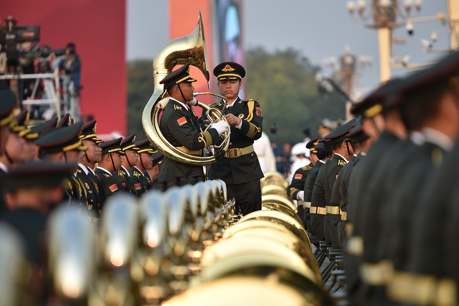 解放軍聯(lián)合軍樂團(tuán)在廣場(chǎng)就位后進(jìn)行準(zhǔn)備工作和試奏。據(jù)了解，解放軍聯(lián)合軍樂團(tuán)此次演奏是從開國大典至今歷次閱兵以來演奏曲目最多的一次，不少曲目是為此次閱兵量身打造的全新作品，此次也是歷次女演奏員最多的一次。