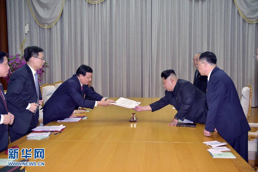 10月9日，中共中央政治局常委、中央書記處書記劉云山在平壤百花園迎賓館會見朝鮮勞動黨第一書記金正恩。這是劉云山向金正恩轉(zhuǎn)交習(xí)近平總書記的親署函。新華社記者 李濤 攝