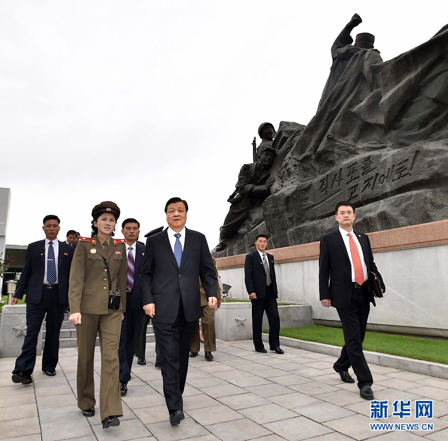 10月10日，正在朝鮮訪問的中共中央政治局常委、中央書記處書記劉云山在平壤參觀朝鮮祖國解放戰(zhàn)爭勝利紀(jì)念館。 新華社記者 李濤 攝