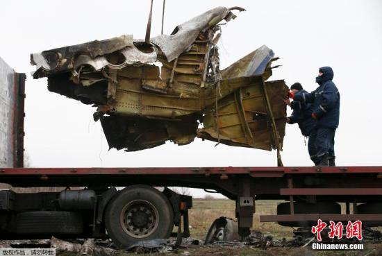 資料圖：2014年11月16日，烏克蘭頓涅茨克地區(qū)，墜毀MH17飛機(jī)事故現(xiàn)場成功搜尋到起落架的部分殘骸，一大塊機(jī)身殘片等。