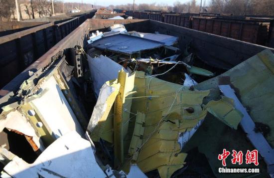 資料圖：烏克蘭頓涅茨克，MH17墜毀客機(jī)的殘骸裝上火車(chē)。圖片來(lái)源：CFP視覺(jué)中國(guó)