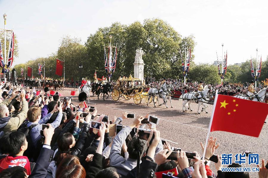 這是習(xí)近平和夫人彭麗媛在女王夫婦陪同下，乘坐皇家馬車前往白金漢宮下榻。新華社記者 周磊 攝