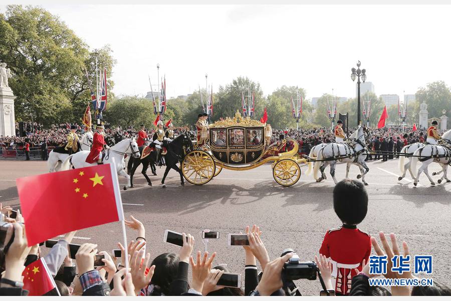 這是習(xí)近平和夫人彭麗媛在女王夫婦陪同下，乘坐皇家馬車前往白金漢宮下榻。新華社記者 周磊 攝