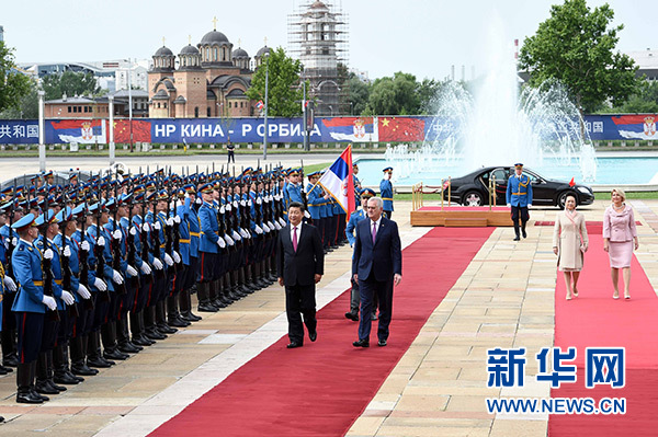 6月18日，國(guó)家主席習(xí)近平出席塞爾維亞總統(tǒng)尼科利奇在貝爾格萊德舉行的隆重歡迎儀式。 新華社記者饒愛(ài)民攝