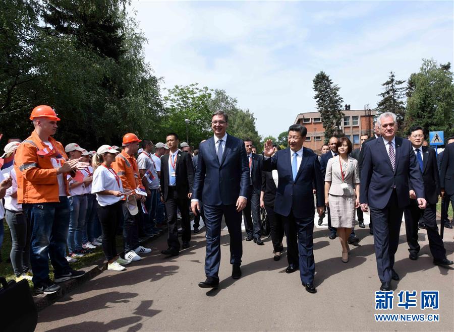 6月19日上午，國(guó)家主席習(xí)近平在貝爾格萊德參觀河鋼集團(tuán)塞爾維亞斯梅代雷沃鋼廠。習(xí)近平抵達(dá)時(shí)，塞爾維亞總統(tǒng)尼科利奇、總理武契奇在停車處熱情迎接。鋼廠工人和家屬、當(dāng)?shù)厥忻駭?shù)千人夾道歡迎。新華社記者 饒愛(ài)民 攝