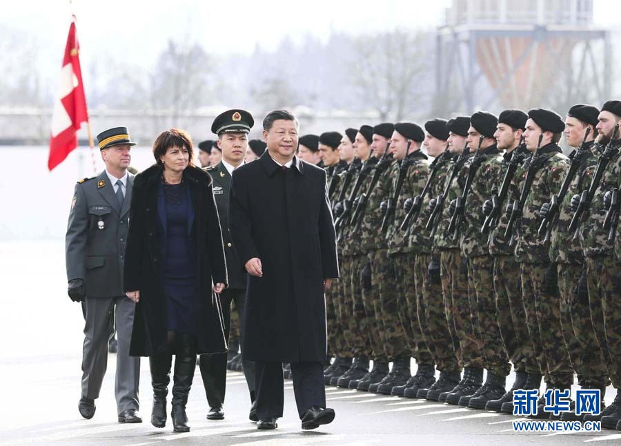 1月15日，國(guó)家主席習(xí)近平乘專機(jī)抵達(dá)蘇黎世，開(kāi)始對(duì)瑞士聯(lián)邦進(jìn)行國(guó)事訪問(wèn)。 這是習(xí)近平在瑞士聯(lián)邦主席洛伊特哈德陪同下檢閱儀仗隊(duì)。新華社記者 蘭紅光 攝