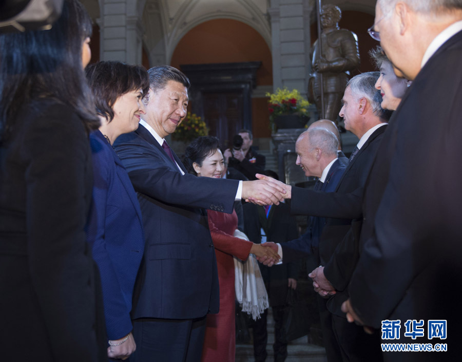 1月15日，國(guó)家主席習(xí)近平在伯爾尼出席瑞士聯(lián)邦委員會(huì)全體委員集體舉行的迎接儀式并致辭。 新華社記者 謝環(huán)馳 攝