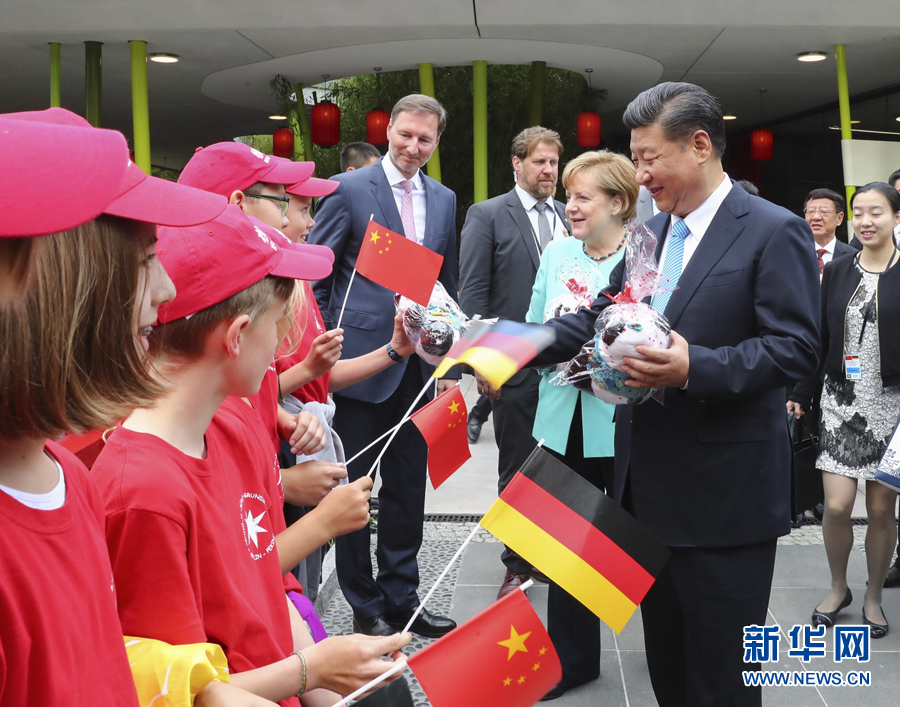 7月5日，國家主席習(xí)近平同德國總理默克爾共同出席柏林動(dòng)物園大熊貓館開館儀式。這是習(xí)近平向現(xiàn)場(chǎng)的孩子們贈(zèng)送大熊貓毛絨玩具。 新華社記者謝環(huán)馳 攝